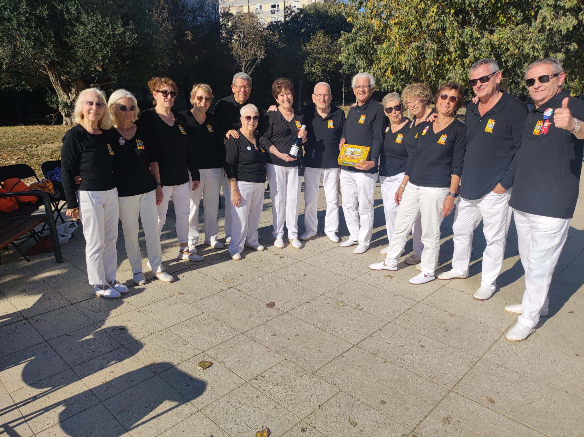 Socis del Foment Sardanista Andreuenc que han participat a la ballada de sardanes del 19 de novembre de 2023 al parc de Bellvitge