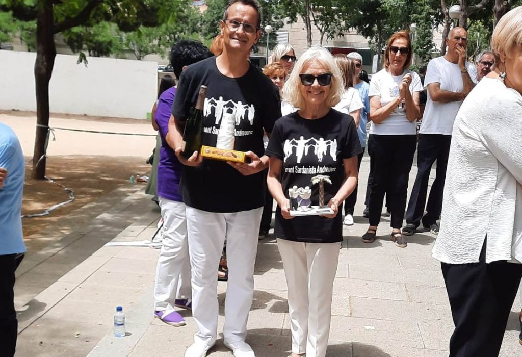 Trobada de colles sardanistes veteranes del 10 de juny de 2023 a la plaça de La Palmera del barri de Sant Martí. Foto amb el trofeig.