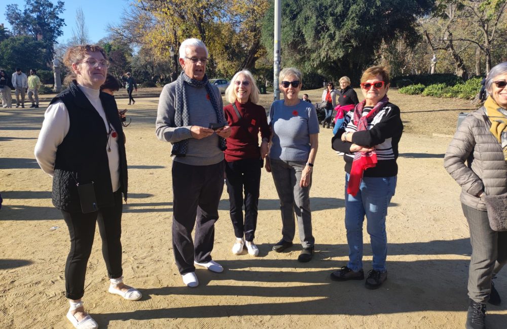 Socis del Foment Sardanista Andreuenc que han assistir a l'Aplec Nadalenc del Parc de la Ciutadella del 17 de desembre de 2023