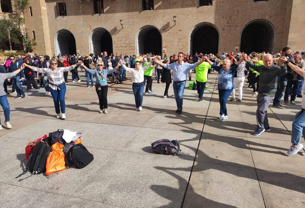 Socis del Foment Sardanista Andreuenc ballant a Montserrat amb motiu de la trobada sardanista del 29 d'octubre de 2023