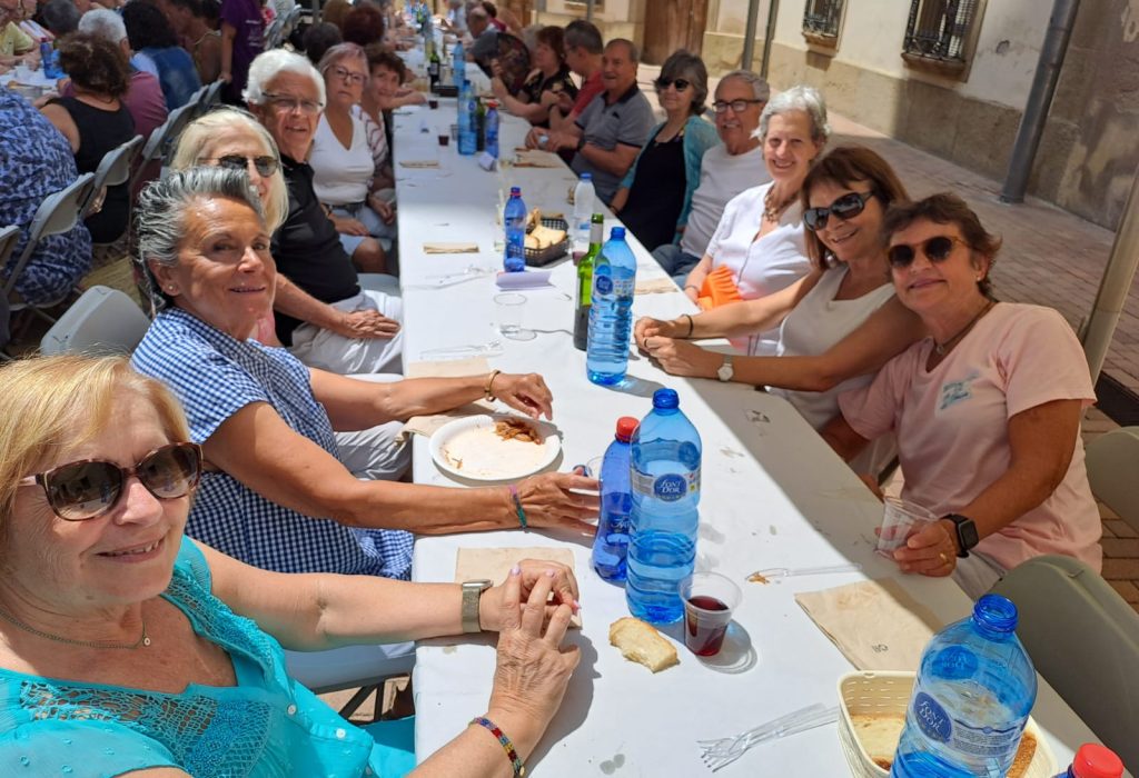 Membres del Foment Sardanista Andreuenc en el dinar de germanor de l'aplec de Centelles del 2 de juliol de 2023