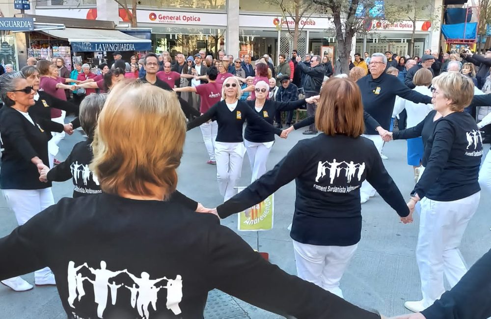 Socis del Foment Sardanista Andreuenc ballant sardanes a la ballada del diumenge 14 de gener de 2024 amb motiu de la festa major de Sant Antoni
