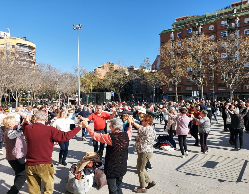 Persones ballant sardanes a la plaça de Can Fabra de Sant Andreu de Palomar en una de les ballades organitzades pel Foment Sardanista Andreuenc