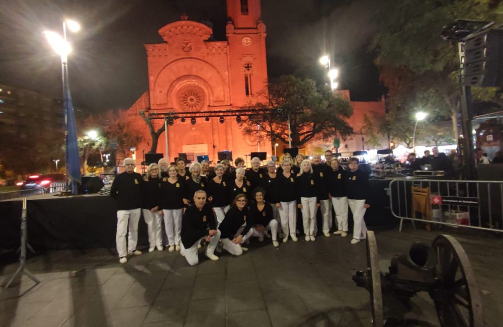 Grup de socis del Foment Sardanista Andreuenc que ha participat a l'Esclat Andreuenc de la Festa Major de Sant Andreu de Palomar el 2 de desembre de 2023