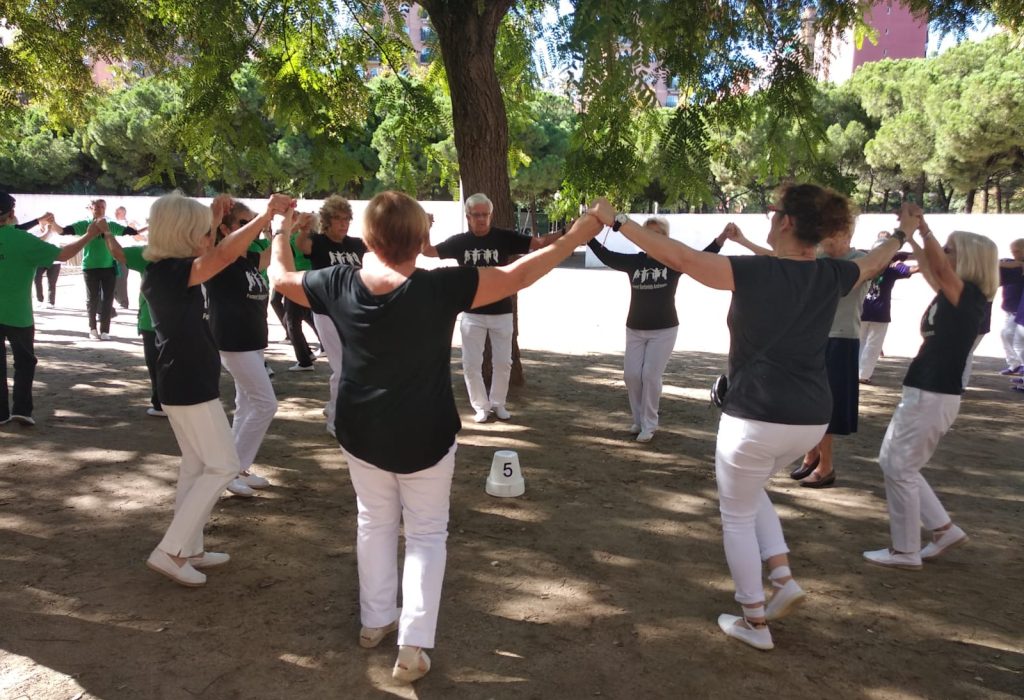 Socis del Foment Sardanista Andreuenc ballant a la trobada de colles veteranes del 21 d'octubre de 2023 a la plaça de la Palmera del barri de Sant Martí