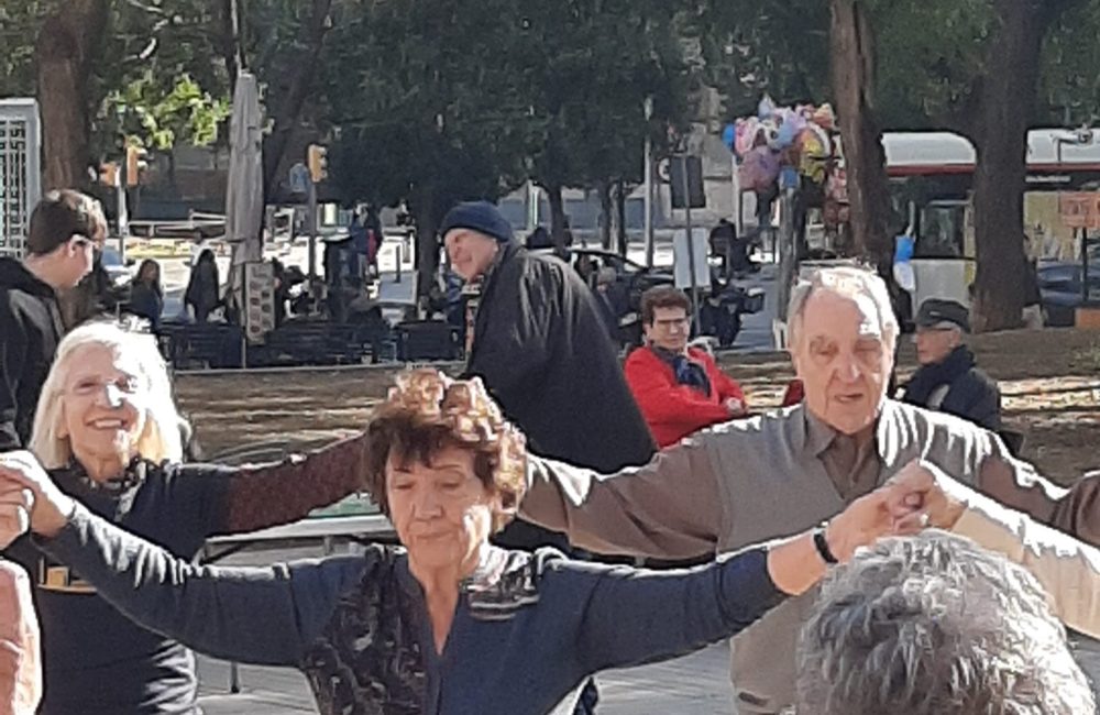 Socis del Foment Sardanista Andreuenc ballant a la Festa Major de la Sagrera de l'any 2023